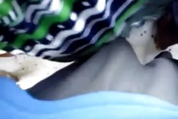 A lány eljött a városi parkba, hogy a padon szólóba dugjon. családi sexvideok