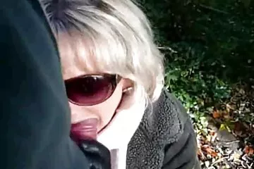 Egy nő nézi férje valódi hűtlenségét valami szemüveges szőkével az erkélyről. porno filmek családi