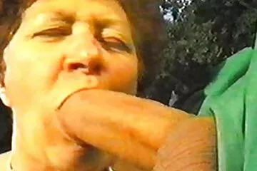 Szerénytelen házi örömök egy rövid hajú vörös hajú feleség szájában. csaladi porno magyarul
