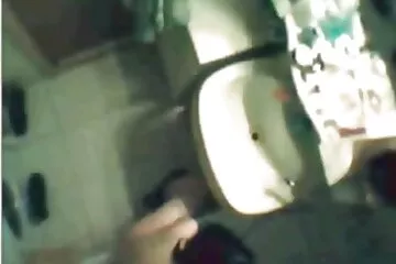 Hogy ne lássa a helyzet nyomorúságát a kurva családi pornó filmek lakásában, a vörös hajú csaj bekötötte a szemét, mielőtt lefeküdt vele.