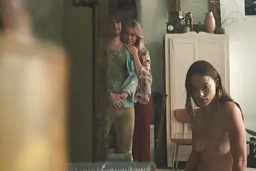 A kis mellek szerelmese egy családi pornó videók sovány lánnyal kezdett dugni.