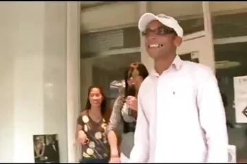 Egy fiatal német családi szexfilm diák szopást ad barátjának, aki lefeküdt a földre.