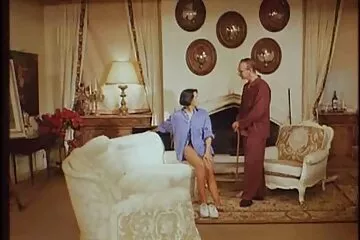 Egy családi szexfilm fiatal pornómodell pénzt adott egy nagy farkas srácnak.