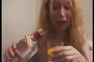 A férj és a feleség egymás titkos árulása helyett úgy döntött, hogy rendszeres swinger perverz családi szex frufru résztvevői lesznek.