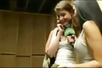 A srácok nyilvánosan maszturbálják a farkukat egy harisnyás csajnak, aki egy szex videok csaladi autóban maszturbál.