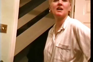 Egy pikniken egy kis mellű lány elernyedt, családi porno film és átadta magát seggbeli fiatalemberének.