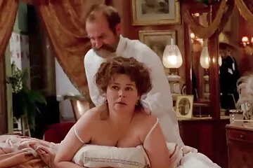 Egy vizes lány természetes mellekkel kezdett családi sex szexuális életet egy új sráccal a WC-ben.
