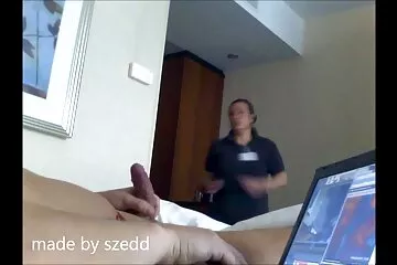Bekötött szemű vékony barnák és haverjaik hármasban élnek családi szey és dumálnak.