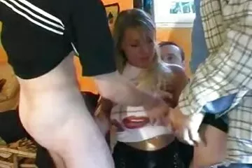 Hüvelyi szex egy seggfej szajhával szakadt ingyen családi szexfilmek harisnyanadrágban.
