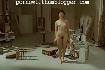 Városi csaj szívja a vidéki fiú családi pornó filmek farkát a szabadban.