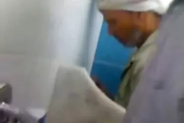 Érett családi sex videok nagynéni anális szexet rendezett egy borosüveggel.