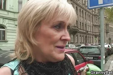 A társaság leszedett egy érett kurvát, és csaladi szeksz jól megetette spermával.