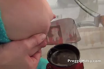 Egy bekötött szemű cuki engedelmesen kutyus stílusban állt jótevője ingyen családi szex videók előtt.
