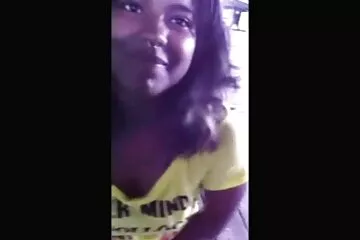 A családi pornó videók mulatt nagy farkat szop a barátjának.