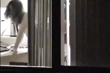 Egy fiatal feleség nagyon vizes puncija elégedett volt csaladi sexvideok kutyás stílusú POV pózban.