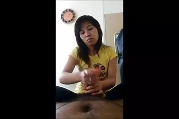 Pufók ázsiai lány adta első POV szopást közvetlenül az csaladi porno ingyen autóban.