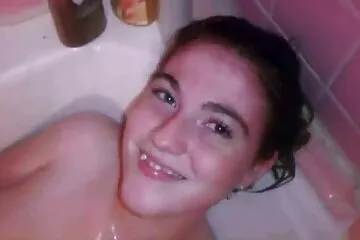 A lány a szeretője hatalmas farkának tetején ingyen családi pornó ül, és egy vibrátorral segít a picsa párosulni vele.