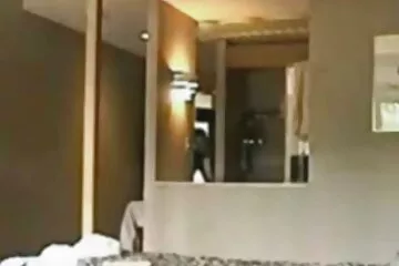 Kibaszott családi szexvideók egy csajt, és tényleg nem tudja levenni a szemét a mellbimbópiercingekkel ellátott gyönyörű melleiről.