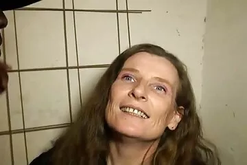 Egy kövér, családi pornó rövid hajú öregasszony megelégedett egy alig ismerős paraszttal.