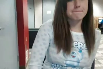 Kamwhora egy fiatal francia csajról mellbimbópiercinggel. családi sex