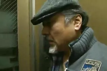 Kedves francia csaladi xex csaj odaadta magát egy idősebb férfinak.