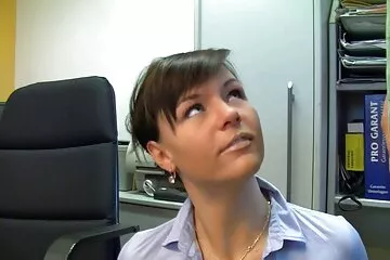 Nedves lány közvetlenül a zuhany alatt elvitte családi szeksz videók a vőlegényét, hogy dugjon.