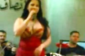 Busty anya nagy családisex örömmel szerepelt anális szex videóban.