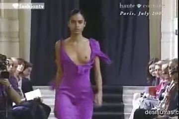 Egy kövér háziasszony masszív fejésekkel és kövér szamár az anális családi pornó filmek élvezetek szerelmese.
