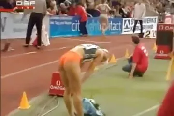 Behelyezett egy farkat egy gyönyörű húsos seggbe egy webkamera családi sex videók elé.