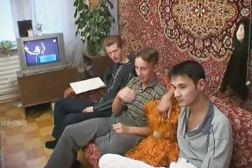 A feleség a meleg családi szex ingyen miatt rövidnadrágban jött ki a konyhába, a férj pedig azt hitte, hogy a kurva megint orgazmust kér.