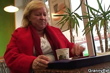A holland szerelmespár aktívan gyakorolja az anális családi sex szexet a levegőben.
