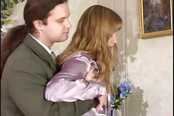 Fiatal barna kis mellekkel alig várja, hogy csaladi porno videok megbassza a nagyon nedves punciját.
