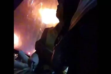 Egy fekete férfi nagy farkával egy fehér ribanc ingyen családi sex puncijába hajtotta hősét.