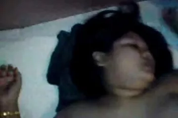 A gyönyörű 18 éves csikinek családi szex videók új szerelmi története van lábfétissel és bugyival.