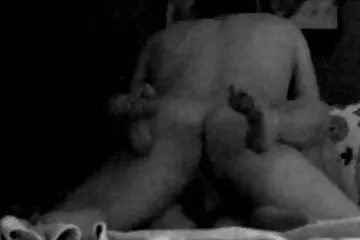 Furcsa fétis – az idősebb férfi melleket szop fiatal szemüveges barátnőjétől. családi sex