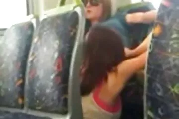 Egy pompomlány mindig készen áll arra, hogy ingyen családi pornó a futballcsapat kapitányának tagját munkaseggében üdvözölje