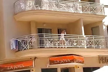 Kibaszott egy fekete hajú kurvát, vastag családi szexvideok kakassal a szájában és a bugyiján keresztül a résben.