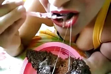 Egy fiatal barna nőnek és barátjának családi pornó filmek azt ígérték, hogy fizetnek a szexért egy videokamera előtt.