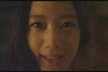 Az igaz útra oktatja a mulatot úgy, hogy a családi porno ingyen bugyiba átszúrja a borotvált hüvelyét.