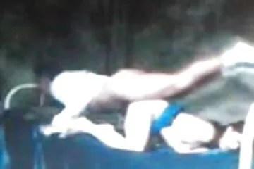 Állva húzott családi sex filmek magára egy frivol szőkét, aki bundákba öltözött