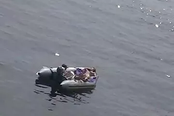 Szemüveges csávó egy barátját a mostohaapja családi sexvideok alá helyezte.
