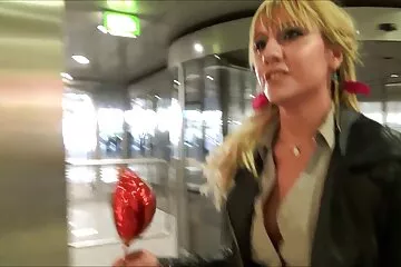 Valódi HD videó egy farmernadrágos diáklánnyal, aki elvesztette csaladi szexfilm szinte kibaszott seggfejét egy ismerős paprika miatt.