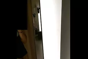 A sovány webkamerás modell szexjátékokkal edzi családi porno ingyen a seggfejét.