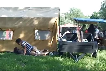 A szőke a ZHMZH képlet szerint hármasban akart lenni családi pornó videók a barátjával.