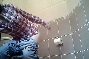 A masszázs alatt egy elbűvölő szépség, amatőr családi pornó mellbimbópiercinggel nagyon vágyott a szexre.