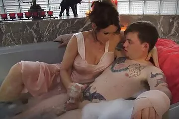 Egy karcsú, családi pornó kemény mellbimbójú csikó először próbált megadni magát a természetben.
