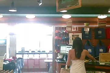 Kis mellű hölgy szopást ad férjének. családi pornó