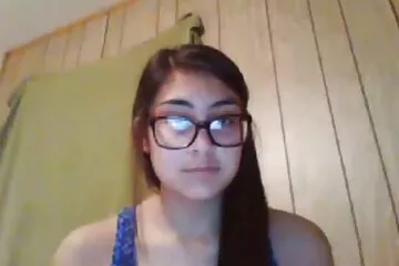 Kis ázsiai kis mellekkel, jóképű baráttal családi sex szar.