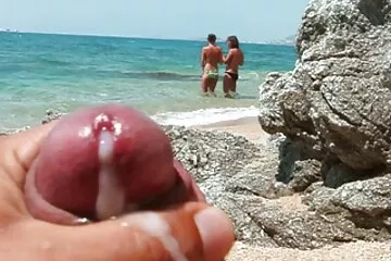 Kövér olasz lány szőrös puncival lerándul családi porno film és vibrátorral játszik.