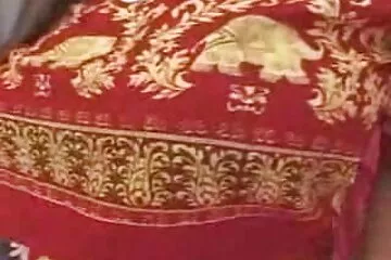 Egy lebarnult barna különc fétise – a férfi farkát a családi szex videók mellek közé venni.